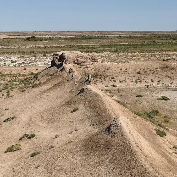 Topraq-Qala 的城牆也可以走，但我已經被曬乾了所以放棄機會