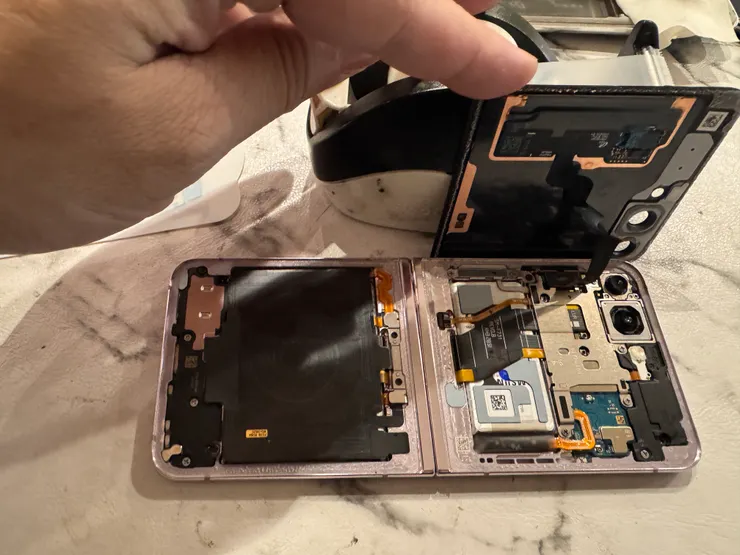 Z Flip 5轉軸排線維修案例