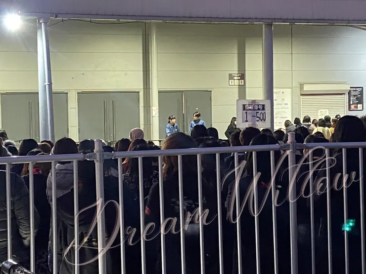 雖然有牌子但其實沒在排隊