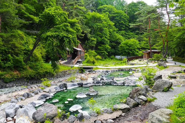 西之河原公園是個很適合散步的地方，沿路也有草津很有特色的綠色溫泉池
