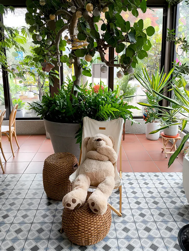 躺椅上的大型布偶熊