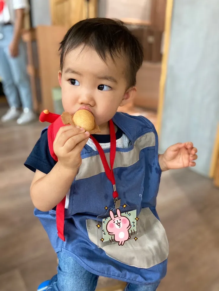第一次吃到新鮮雞蛋高的兩歲孩子愛不釋手。
