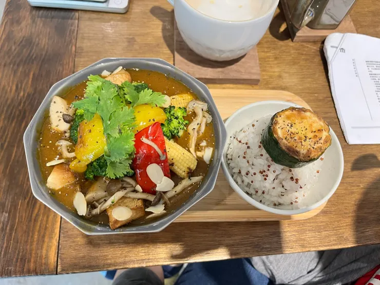 小黑豬咖哩飯。