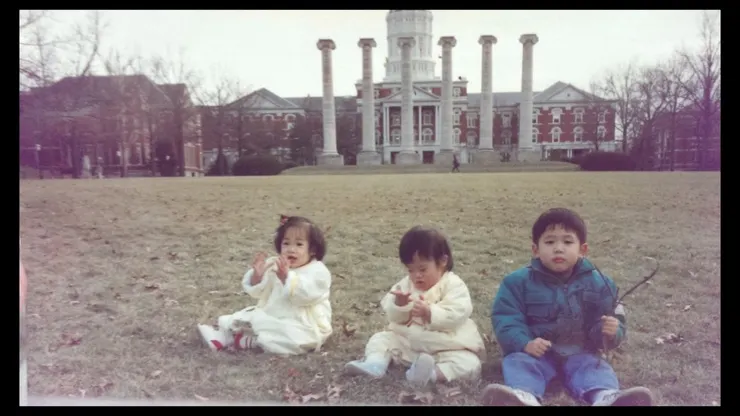 （圖說：小時候的迺哥與手足在草坪玩耍的時光。）