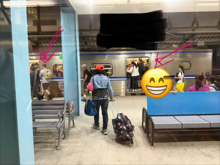 區間車裡滿滿的人