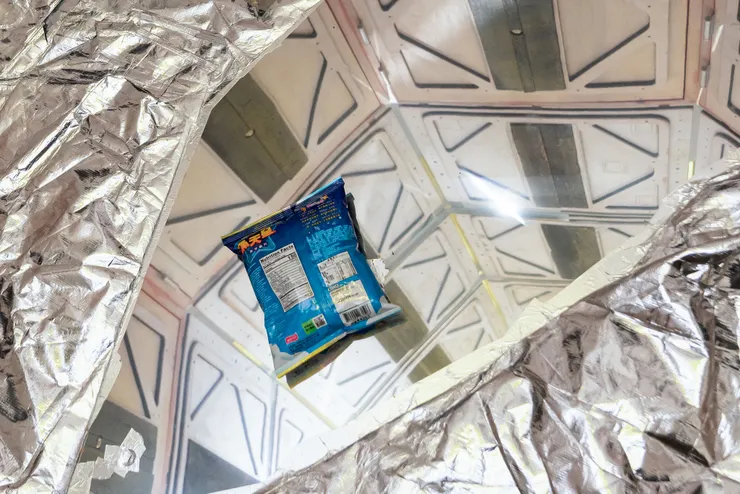 作品〈太空漫遊的直立空間〉內部鏡面部件