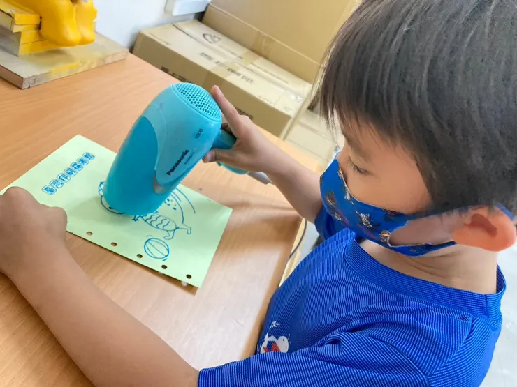 臺灣印刷探索館提供額外付費手作DIY，這是手工書的製作，費用180元。