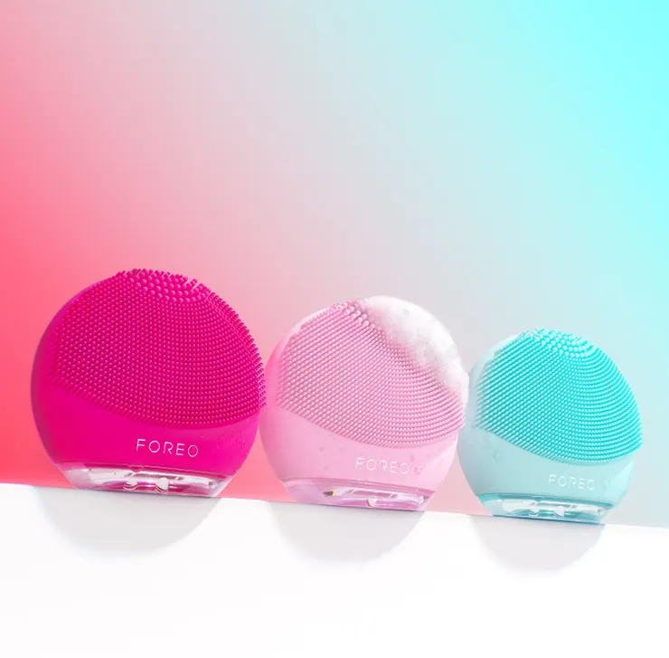 LUNA 4 play 智能淨透潔面儀採用超柔軟親膚矽膠與雙區刷毛設計，不僅能深入毛孔溫和清潔，也能貼心呵護敏感膚質。