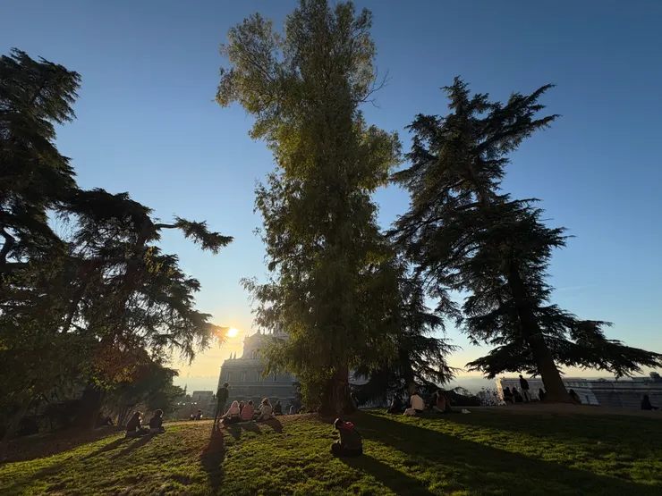 美麗的夕陽與悠閒的人們