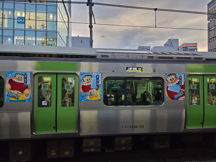 僅有車門上色的山手線列車(E235系-0番台)