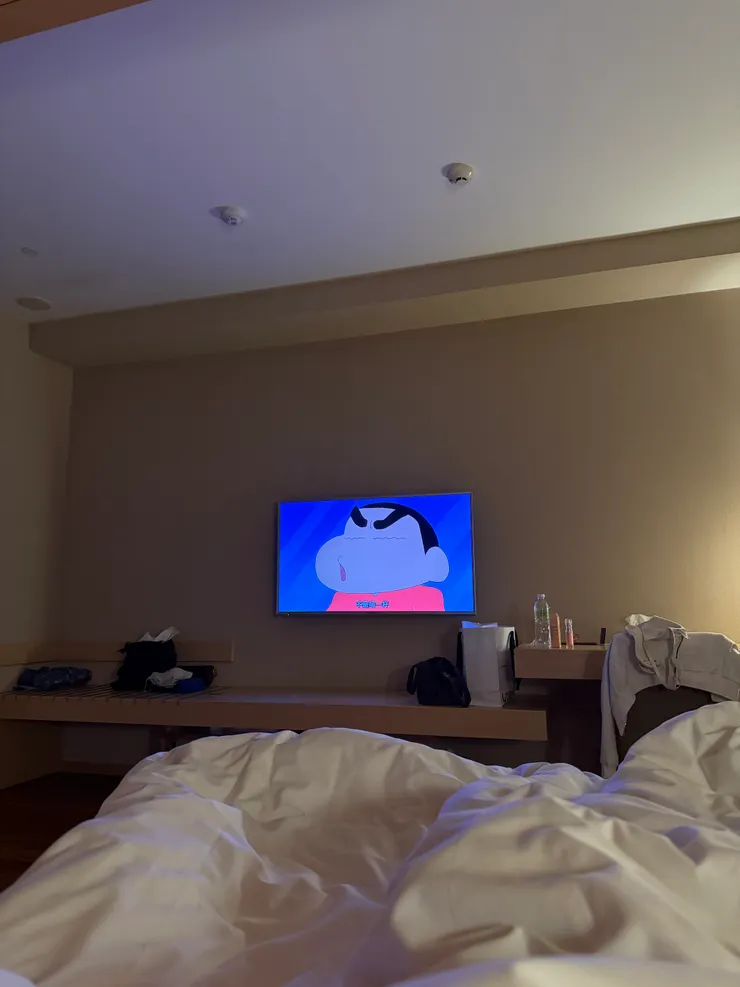 舒舒服服躺在房間看電視聊天，真的太讚了！