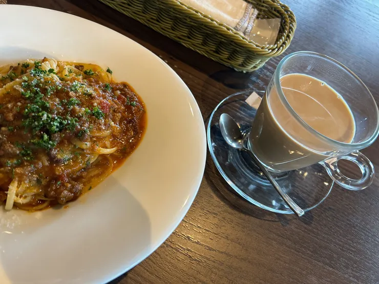 肉醬麵和拿鐵中規中矩。