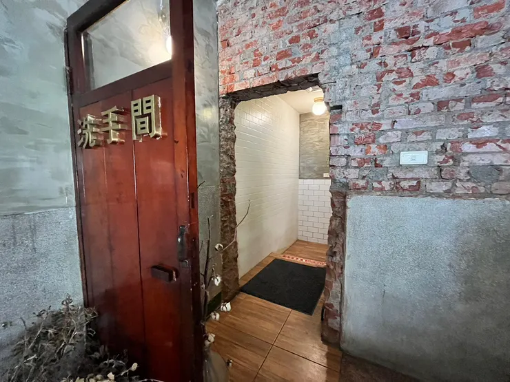 因為我拍的店內環境照有太多陌生人的闔眼臉孔入境，就不好意思放上來，只能找無人的洗手間示意一下