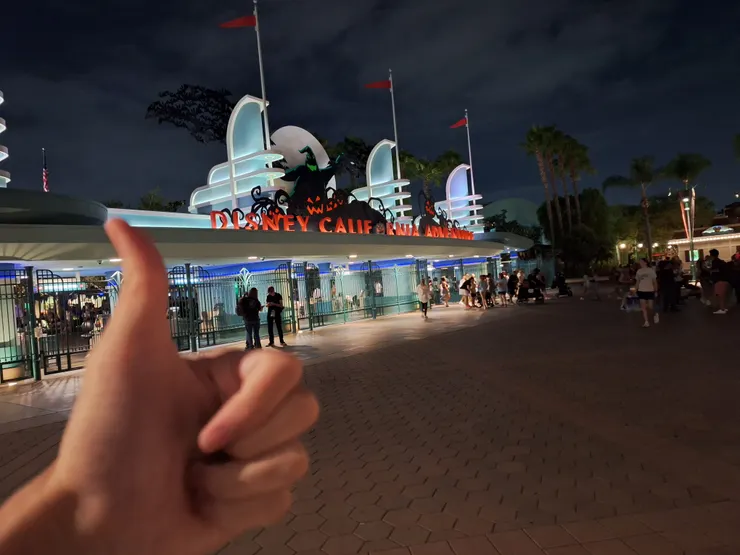 本人的手,圖中迪士尼為CA之迪士尼,僅作示意