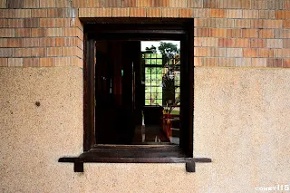 受付室的窗戶十三溝面磚由於燒製時有窯變色澤的現象,所以修補替換時得仔細依原貌替換相近色澤的面磚