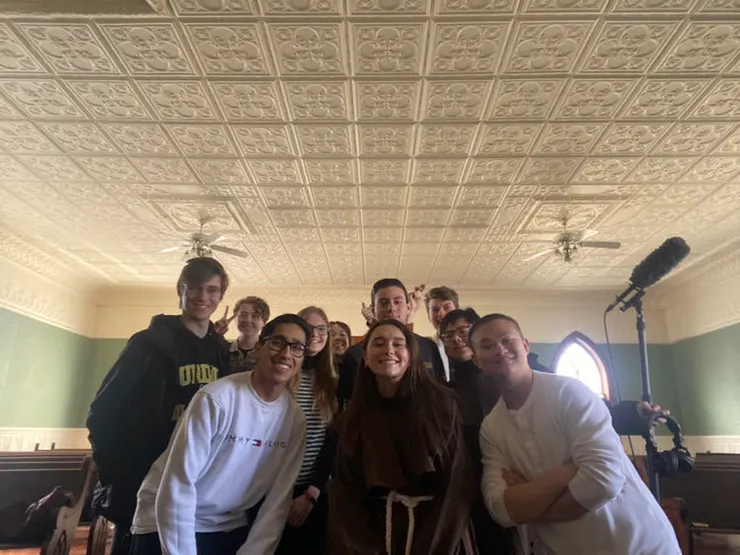 跟劇組的合照，在廢棄的教堂拍邪教恐怖片，晚上超可怕