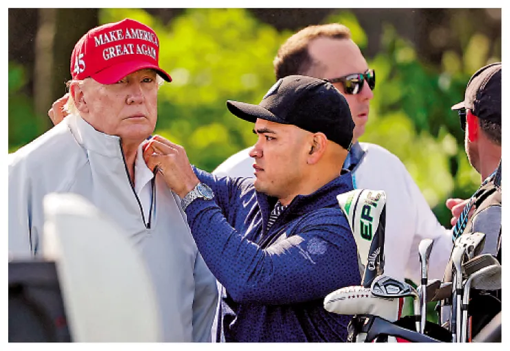 網路上找到的這張整理衣領的照片 (圖片引自連結內容)