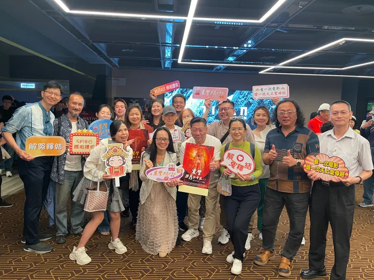 邀請三五好友一起觀賞媽祖電影，並在映前與王重正導演合影（前排中）