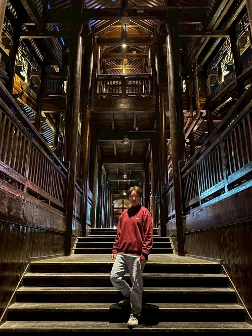 「風雨廊橋」融合了吊腳樓、廊橋、戲台等元素,古樸壯觀