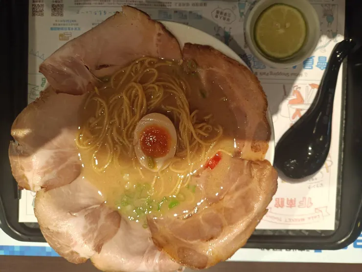 分量很大，滿滿的叉燒！