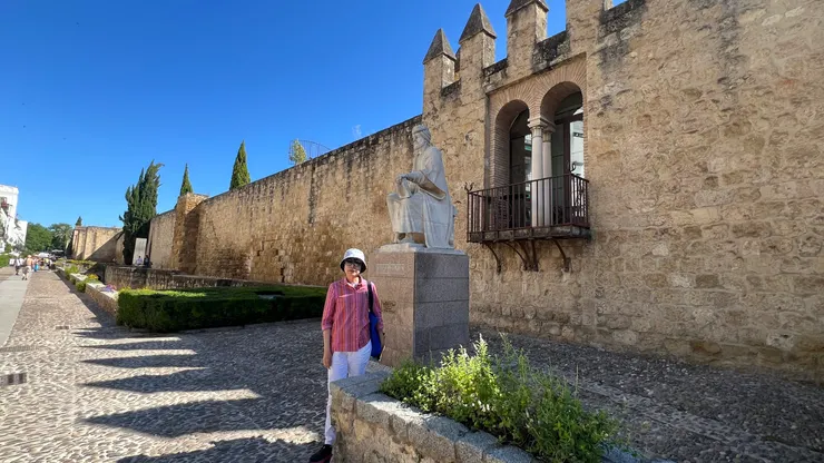 街道終點有阿威羅伊塑像