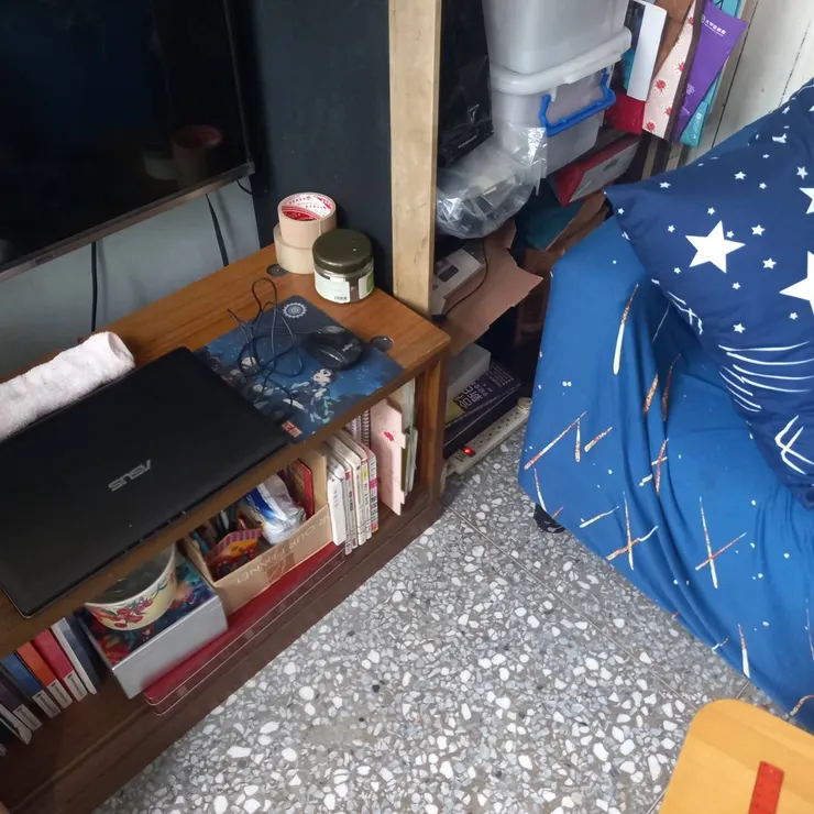 電視櫃與沙發的一個角落，因為還在想要怎麼整理，所以有點亂，請多多包涵!