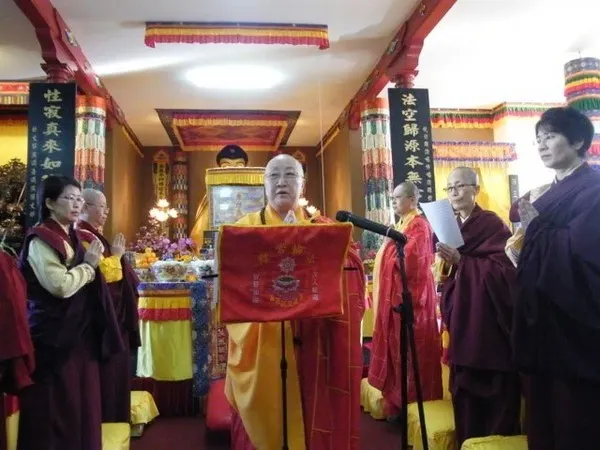 ▲國際佛教僧尼總會主席隆慧大師(中)在舊金山華藏寺法會時致詞的檔案照片