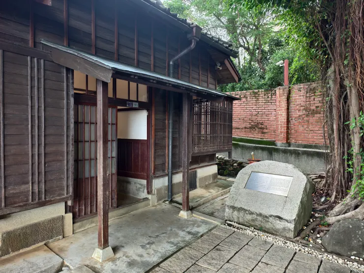 故居前有塊石碑，述明此宅為全臺最早接自來水的民宅。房門前的車寄，是便於住戶上下車或進出的小亭。