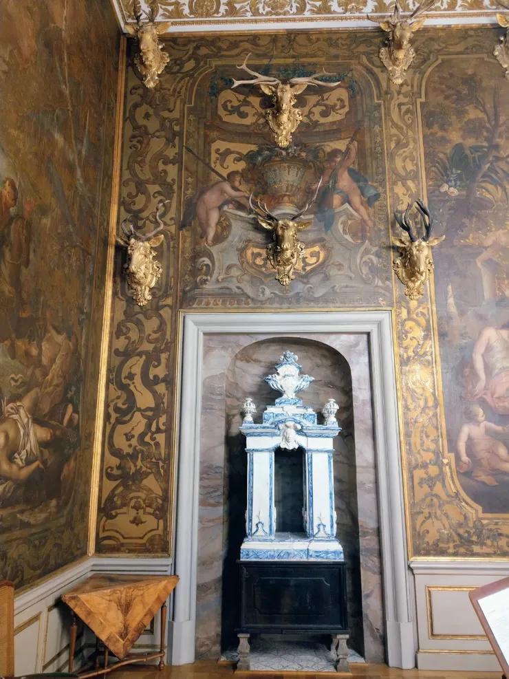 怪獸廳Monströsensaal掛有39 隻病變的鹿角