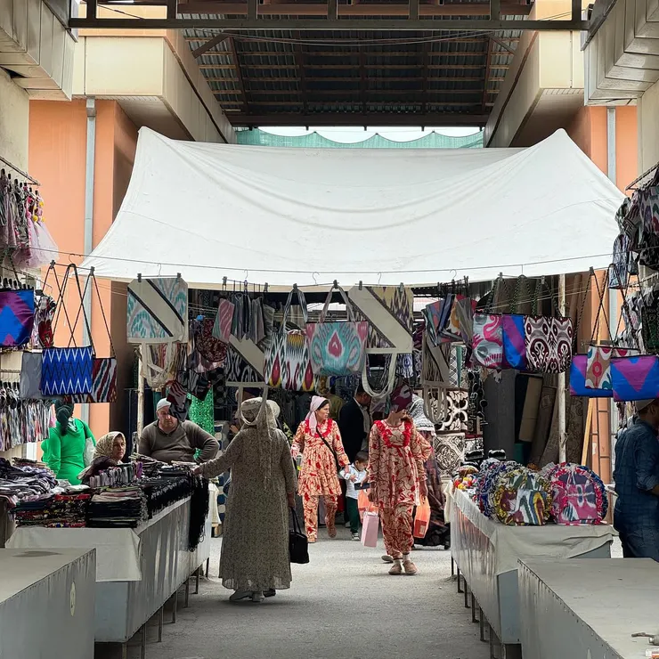 市集一隅,有許多充滿烏茲別克風味的包包