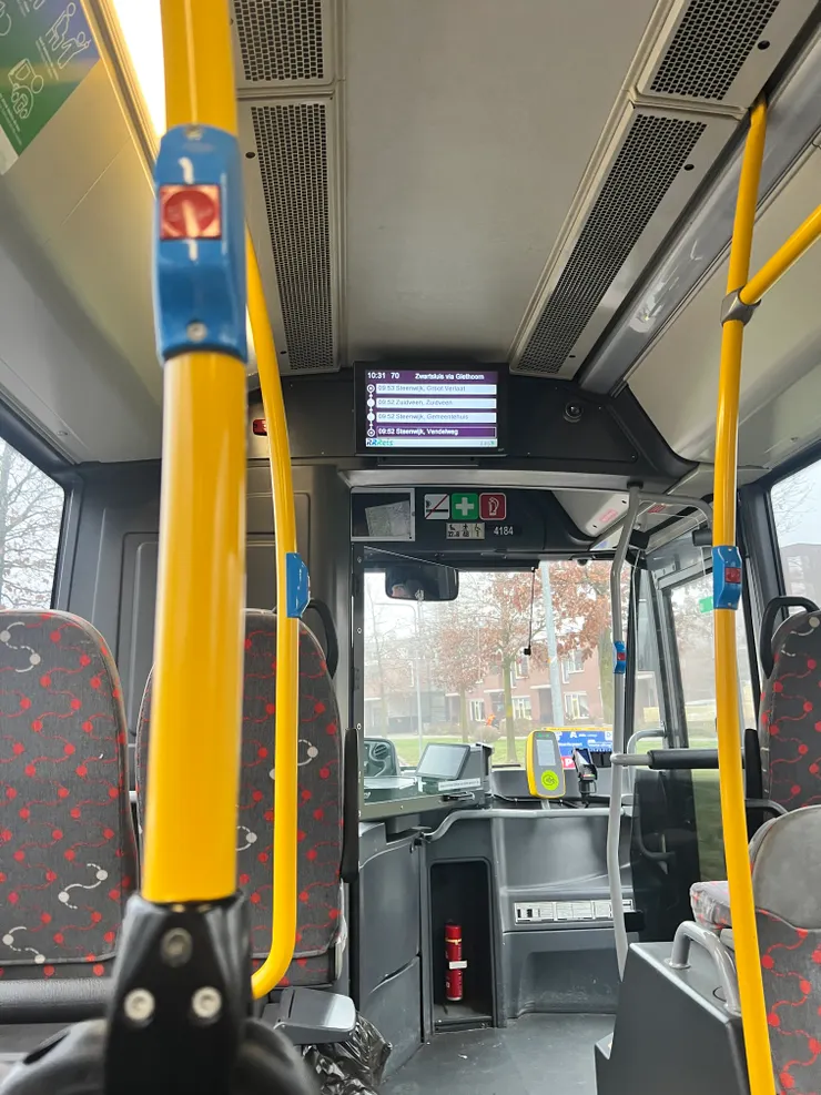 公車上可看到經過的站名