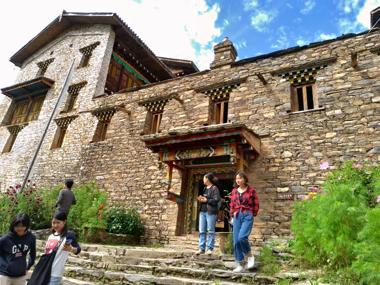 進入卓克基土司官寨前