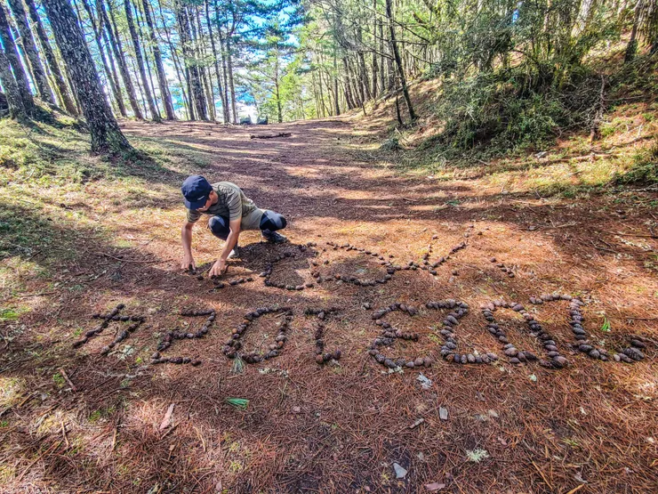 我和阿鵝在排球場營地休息拍照