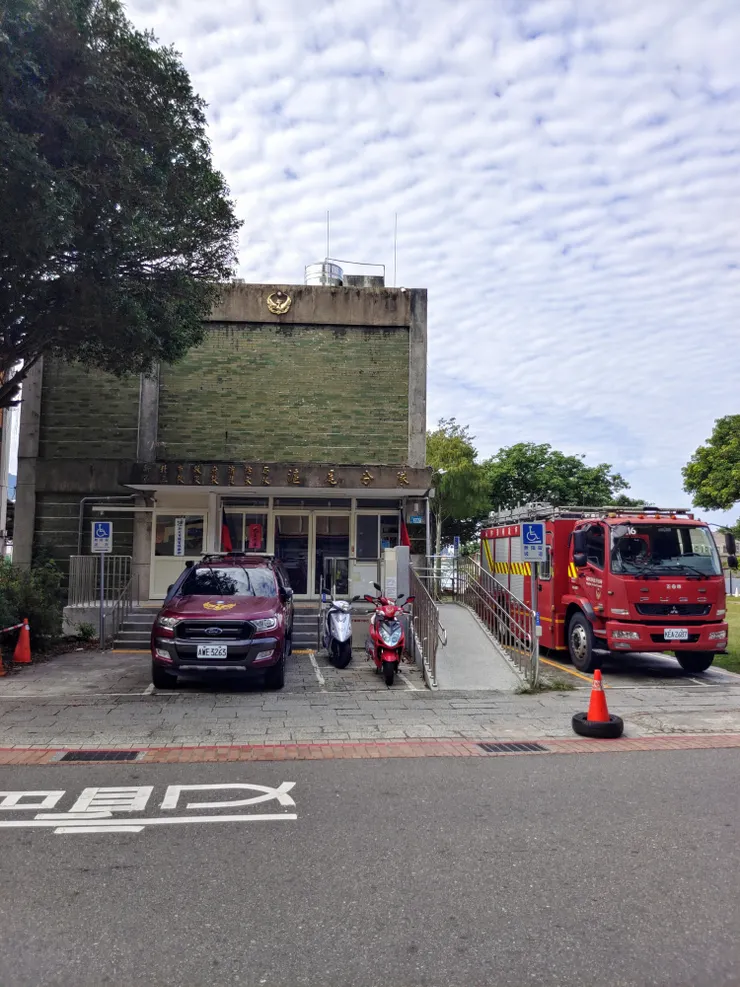 觀潮廣場左邊是消防隊，這樣有歷史的老房子，雖然不美，但也越來越少。