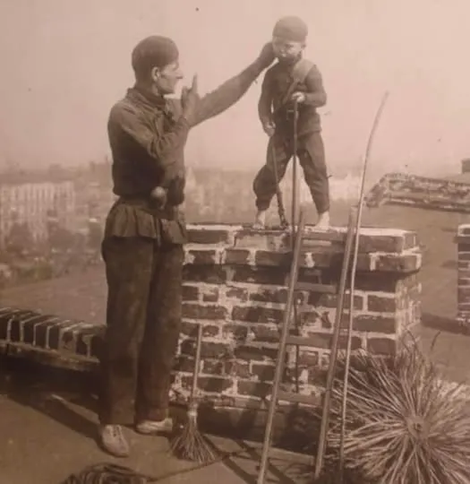 一位負責清掃煙囪的工人與他實際清掃煙囪的幼齡學徒。