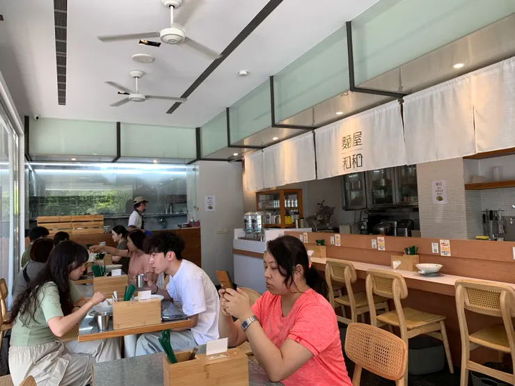 由於還在午餐期間，客人不少。