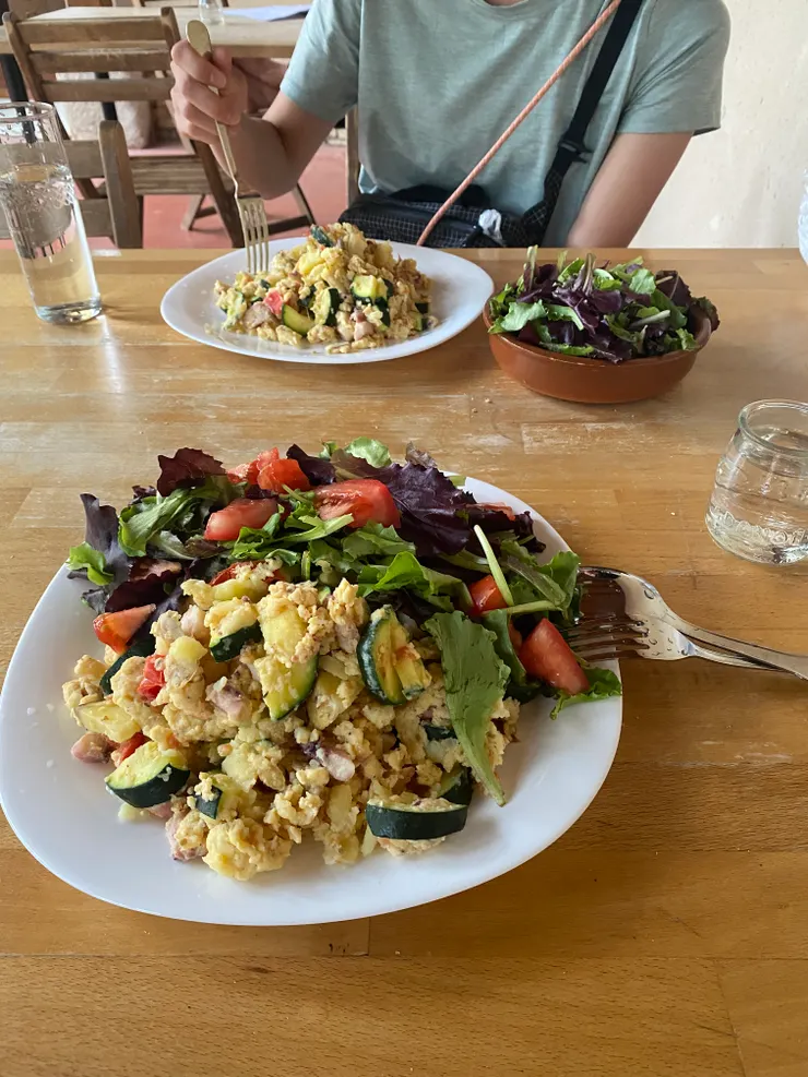 最後用微波爐跟犧牲一層蛋完成這一盤食物，看起來還是很美味吧。