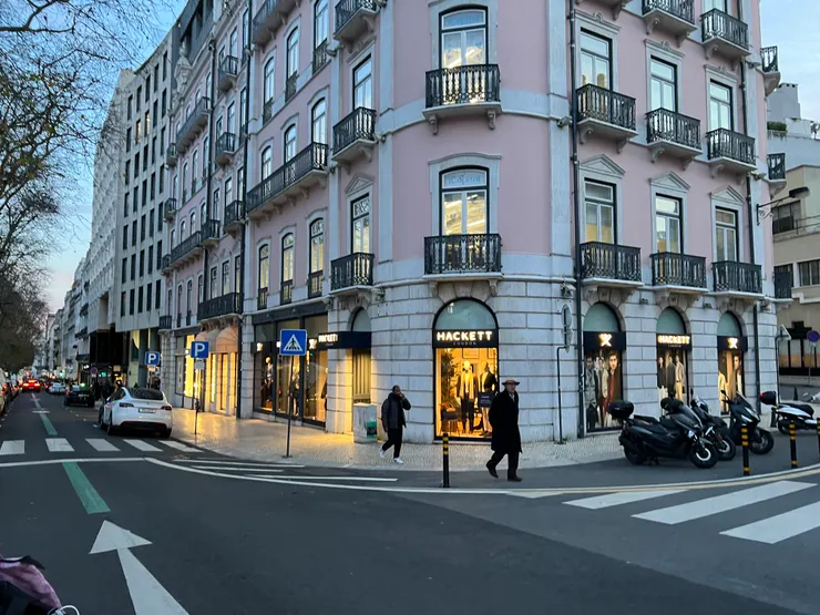 傍晚了，沒在自由大道買到香水的我們，準備搭車回市區囉。