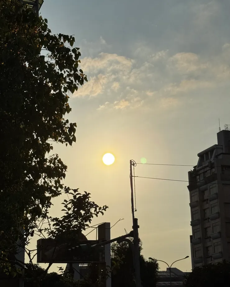 拍攝於2025年5月15日，台北 下班路上