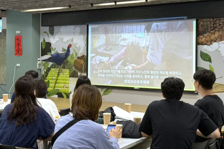 （圖說：透過觀賞伊甸職人系列影片，讓貴賓們理解居家服務員的服務範疇。）