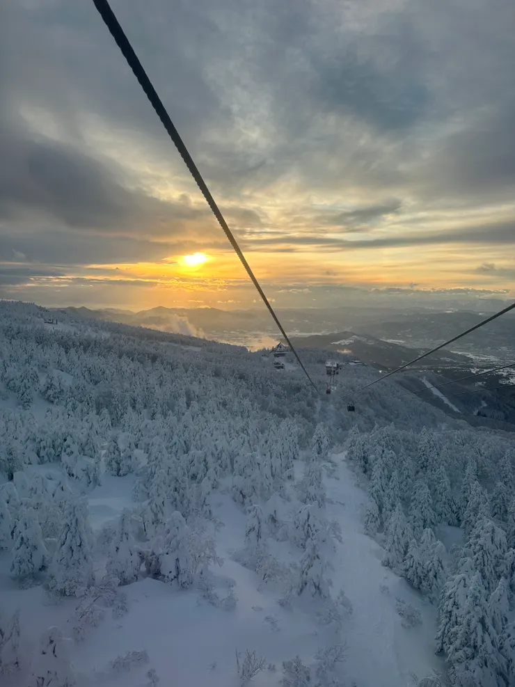 藏王山最有名的,就是冬天時美到讓人屏息的樹冰景色。一般來說天氣經常不太穩定,看到別人分享,經常整片起大霧。但是我們的旅程一切都非常順利,感覺被一路被緣分很深的地藏王保護著上山,甚至搭纜車下山時,本來逐漸加厚的雲突然整個打開,一片橘光灑在整座山坡上,車廂流瀉著溫柔的夕陽暖光,我們就在這片美好中,搭著纜車慢慢下山。