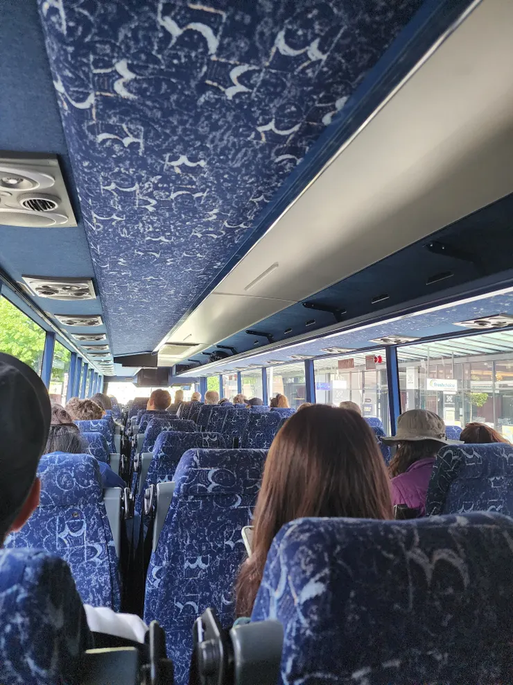 上車之後發現人蠻多的，幾乎沒有剩餘的單排座位，一直走到最後一排才看到空位，也因為這樣才發現，沒有選擇開車的旅人也不少！