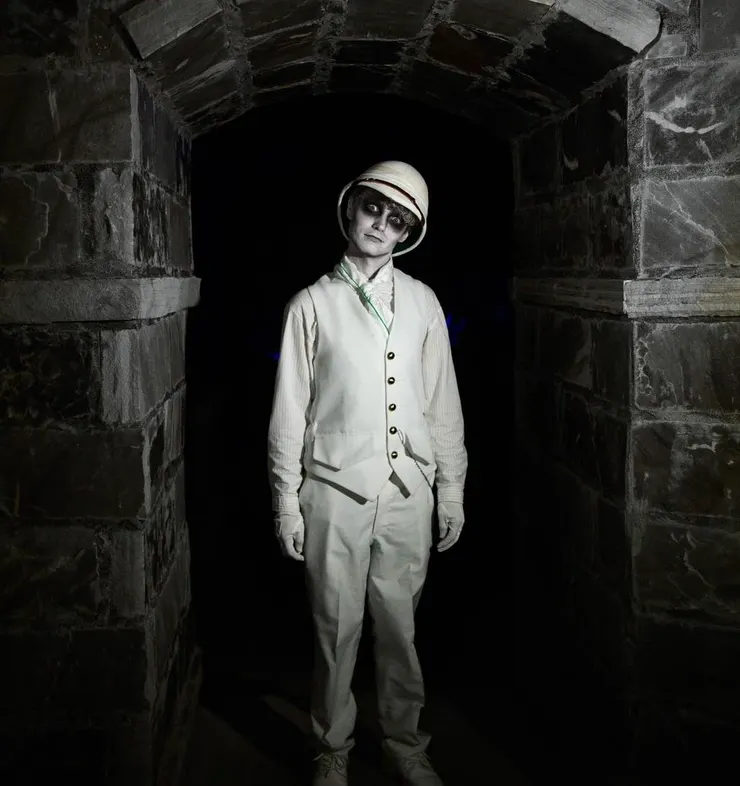 即使這位扮演幽靈的演員企圖用西裝外套隱藏項鍊，標誌性的綠色冷光線仍然很是吸睛。(圖片來源:Evermore Park, Pleasant Grove, UT. Facebook )