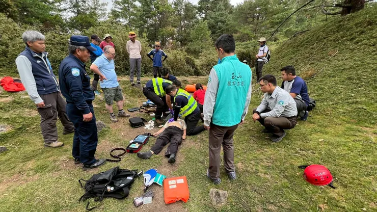 救援人員到場立刻給與AED、CPR 進行搶救。南投縣消防局提供