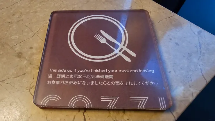 咖啡色這面朝上代表已經用餐完畢要離開了!