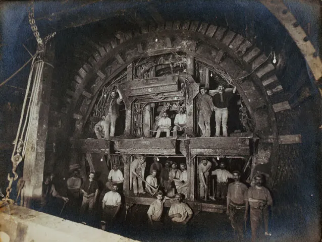 當時建造地鐵站的工人們合照，圖片來源：British Museum