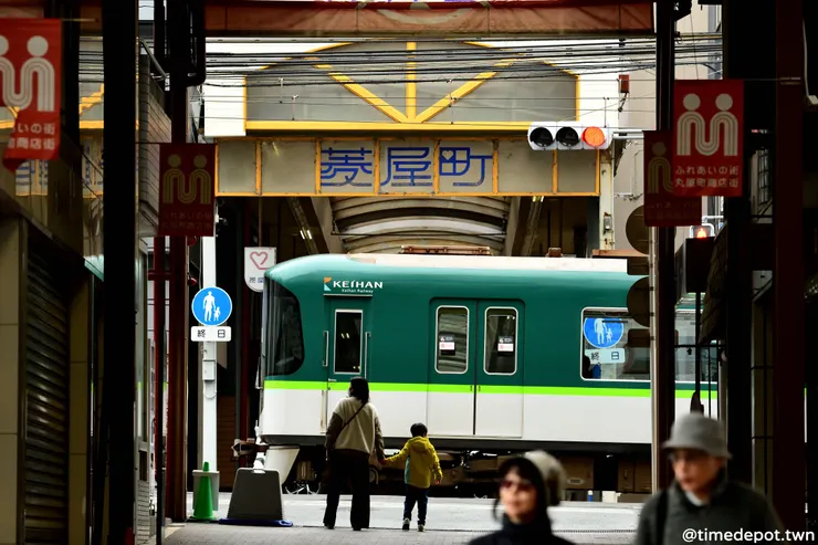 在商店街等紅燈的時候卻等到電車通過也是饒富趣味