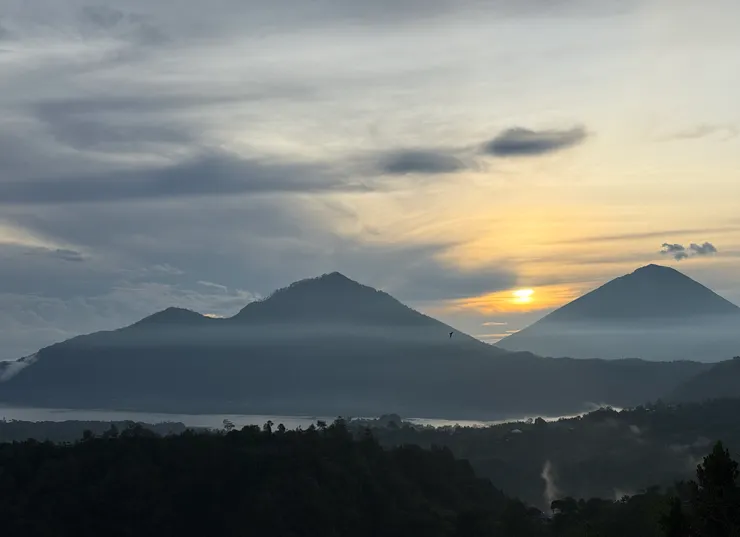 清晨六點多，太陽從巴杜爾湖右側山間露臉