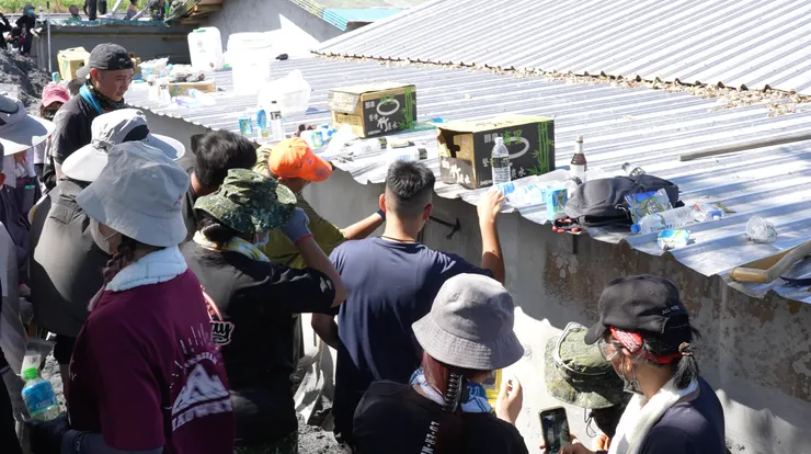 想辦法破門的志工