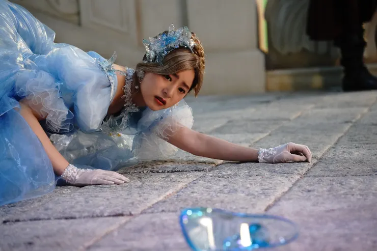 圖為片中飾演灰姑娘的新木優子